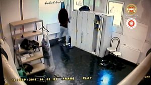 Kollege stiehlt Geld aus Spind